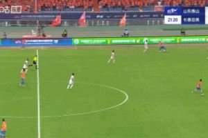 技术优势!瓦科边路1v2过人后被拉拽放倒,制造对手黄牌 技术优势!瓦科边路1v2过人后被拉拽放倒,制造对手黄牌