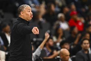 还搁那鼓掌!快船被防了个24秒违例 泰伦-卢场边无奈拍手 还搁那鼓掌!快船被防了个24秒违例 泰伦-卢场边无奈拍手