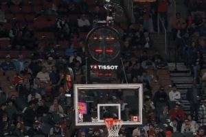 早干嘛去了!猛龙主场比赛开打 计时器还没调试好... 早干嘛去了!猛龙主场比赛开打 计时器还没调试好...