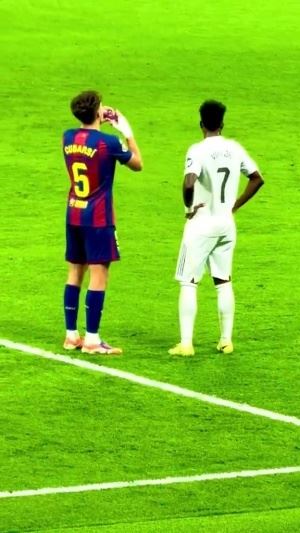 刚好我也口渴😄!国家德比时维尼修斯与库巴西分享一瓶水 刚好我也口渴😄!国家德比时维尼修斯与库巴西分享一瓶水