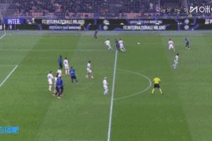 埃斯波西托禁区倒地,VAR介入后依旧没有判罚点球 埃斯波西托禁区倒地,VAR介入后依旧没有判罚点球