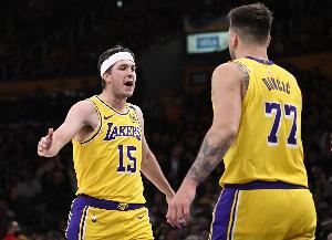 里夫斯:东契奇的投篮方式很奇怪 你很难在不犯规的情况下干扰他 里夫斯:东契奇的投篮方式很奇怪 你很难在不犯规的情况下干扰他