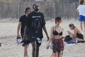 KD调侃女主持:我和一个像你的女孩一起游玩 大家都说我俩在恋爱 KD调侃女主持:我和一个像你的女孩一起游玩 大家都说我俩在恋爱