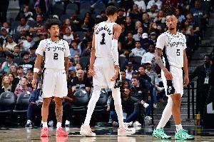 皮尔斯:马刺有哈珀&瓦塞尔了 该用福克斯换个能保护文班的人 皮尔斯:马刺有哈珀&瓦塞尔了 该用福克斯换个能保护文班的人