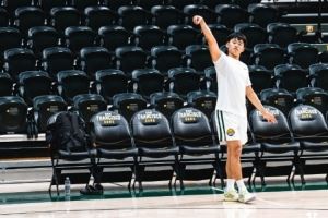 媒体人：赵维伦与NCAA的差距好大 回去训练场上得好好加油