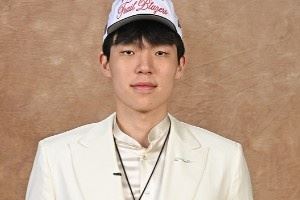 成长的代价？杨瀚森定妆照表情变化 从满眼星光到一脸严肃