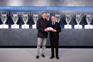 皇马主席弗洛伦蒂诺会见NFL总裁，双方互赠礼物