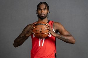 解说：伊森本季命中率近50%表现非常好 但即便再省着用他还是会伤